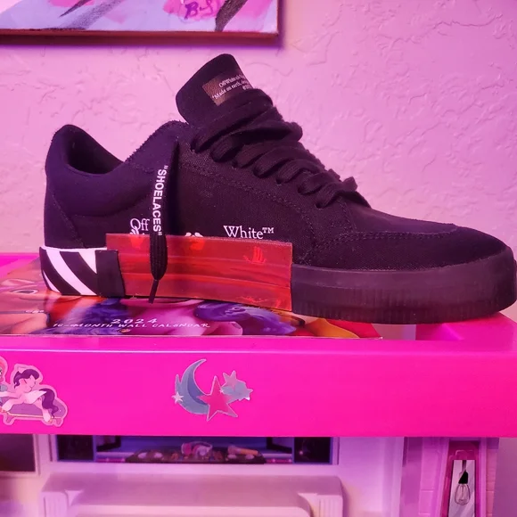 OFF WHITE LOW TOP Black in color Mens Size 12 - Picture 4 of 5
